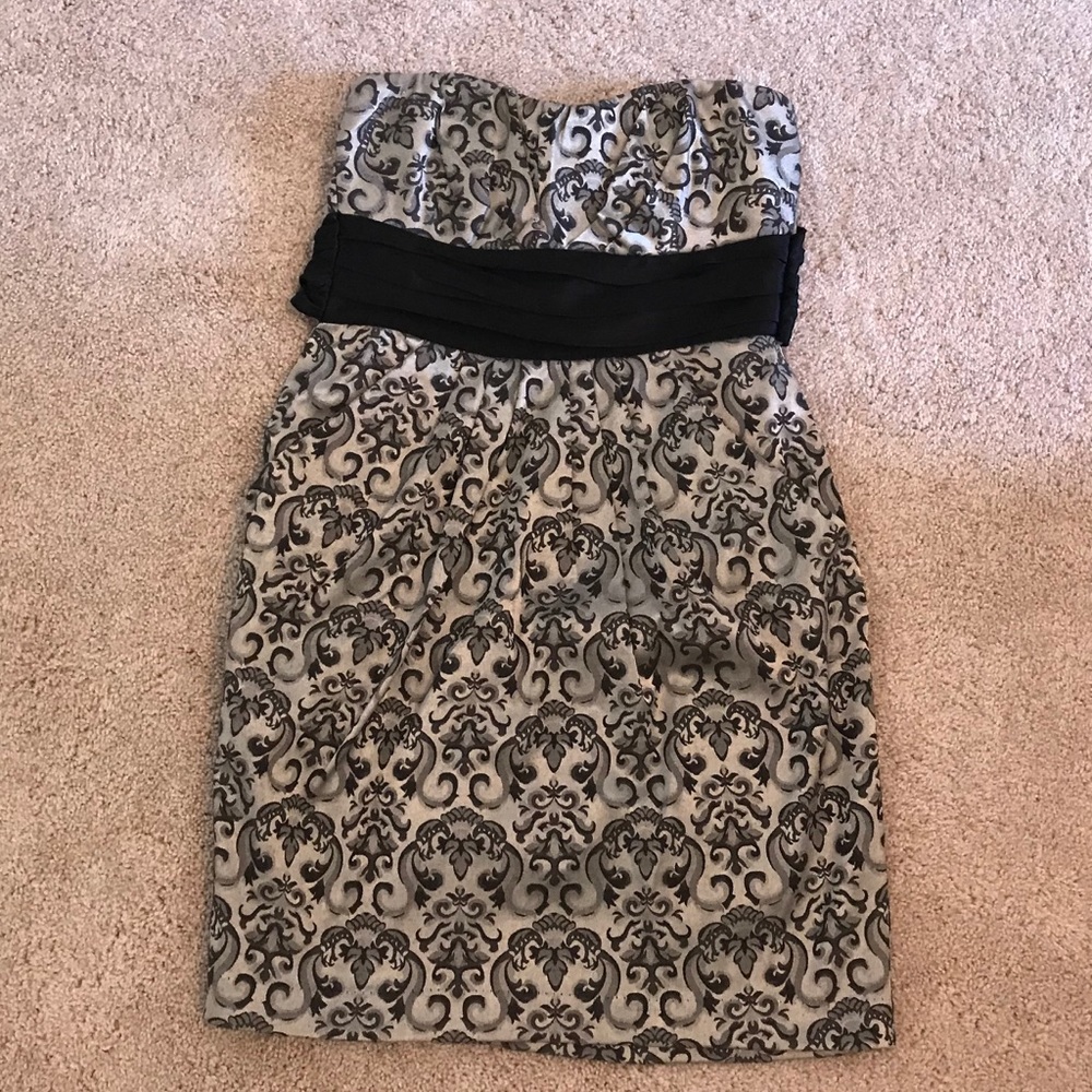 Strapless dress with pockets